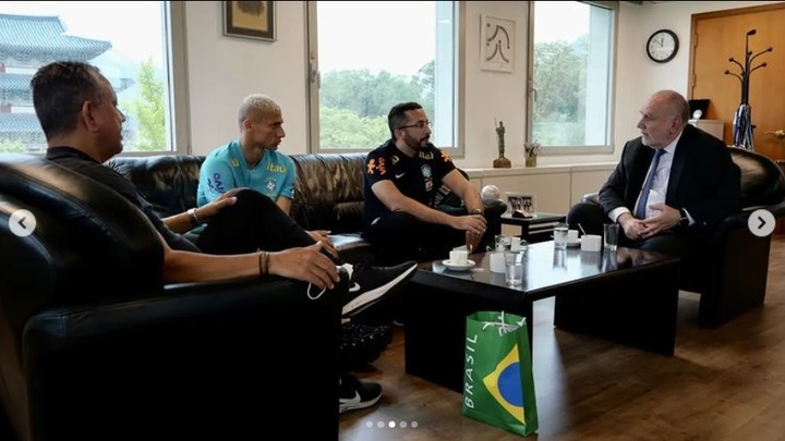 [서울=뉴시스]여권을 재발급한 브라질 공격수 히샬리송. (캡처=주한 브라질대사관)