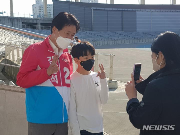 [인천=뉴시스] 이루비 기자 = 강범석 국민의힘 인천 서구청장 후보(맨 왼쪽)가 아동과 기념촬영을 하고 있다. (사진=강범석 후보 캠프 제공)