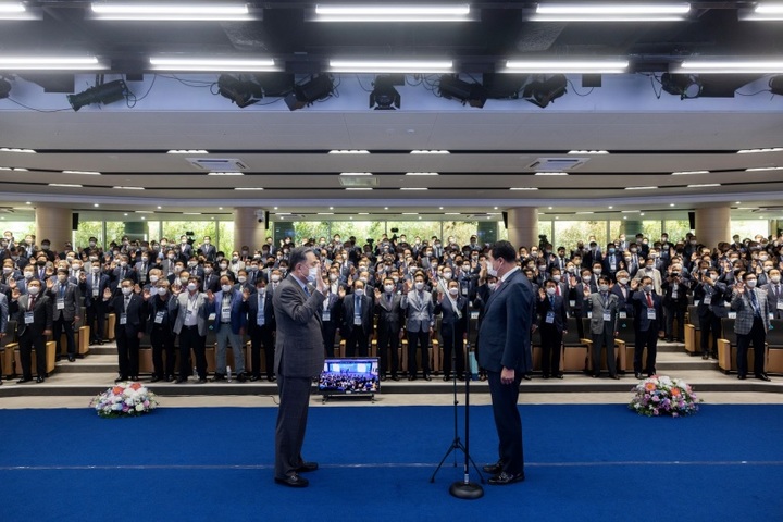 박차훈 새마을금고중앙회장과 중앙회 대의원들이 25일 서울 강남구 삼성동 새마을금고중앙회관 MG홀에서 윤리경영 실천을 다짐하고 있다. *재판매 및 DB 금지