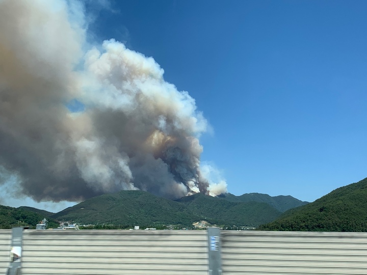  [밀양=뉴시스] 안지율 기자 = 31일 오전 9시25분께 경남 밀양시 부북면 춘화리 산 13-31 일원에서 산불이 발생해 산림당국이 진화 중에 있다. (사진=산림청 제공) 2022.05.31. photo@newsis.com *재판매 및 DB 금지