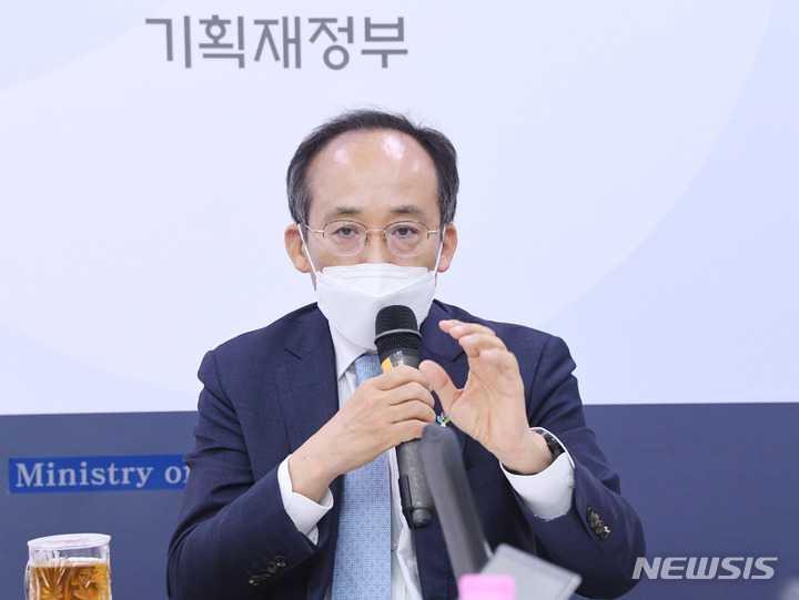 [세종=뉴시스] 추경호 경제부총림 겸 기획재정부장관이 31일 출입기자실에서 간담회를 갖고 있다. 2022.05.31. photo@newsis.com (사진=기획재정부 제공)
