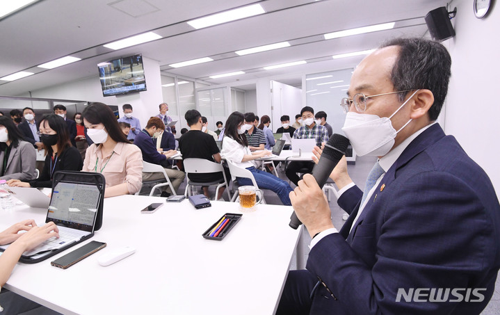 [세종=뉴시스] 추경호 경제부총림 겸 기획재정부장관이 31일 출입기자실에서 간담회를 갖고 있다. 2022.05.31. photo@newsis.com (사진=기획재정부 제공)