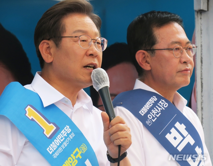 [인천=뉴시스] 김동영 기자 =더불어민주당 이재명 인천 계양을 국회의원 후보 겸 총괄선대위원장이 제8회 전국동시지방선거를 하루 앞둔 31일 오전 인천 남동구 모래내시장에 열린 ‘민생 지키기 공동 약속 기자회견’에서 발언을 하고 있다. 2022.05.31. dy0121@newsis.com