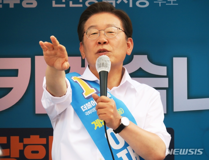 [인천=뉴시스] 김동영 기자 =더불어민주당 이재명 인천 계양을 국회의원 후보 겸 총괄선대위원장이 제8회 전국동시지방선거를 하루 앞둔 31일 오전 인천 남동구 모래내시장에 열린 ‘민생 지키기 공동 약속 기자회견’에서 발언을 하고 있다. 2022.05.31. dy0121@newsis.com 