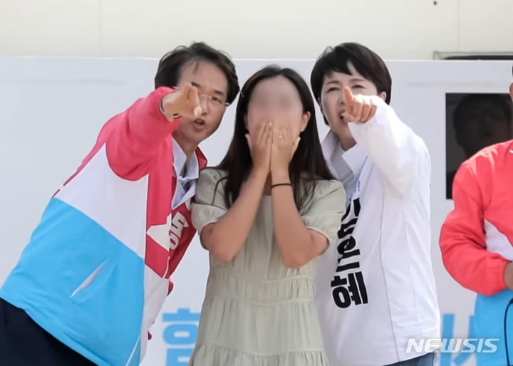 국민의힘 김은혜 경기도지사 후보와 이동환 고양특례시장 후보가 지난 28일 일산호수공원에서 선거유세를 하던 중 한 여성과 잃어버린 아이를 찾고 있다. (사진=이동환 후보 캠프 제공)