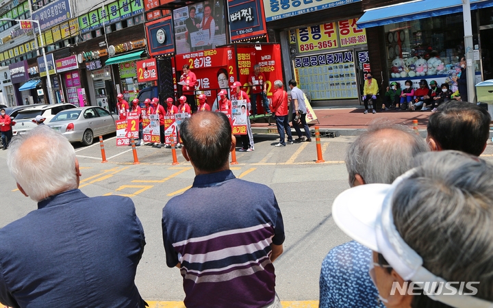 [증평=뉴시스] 강신욱 기자 = 국민의힘 송기윤 충북 증평군수 후보가 31일 군청 앞 교동사거리에서 전날 윤호중 더불어민주당 공동비상대책위원장의 '노인 폄하' 발언을 반박하는 긴급 기자회견을 하는 가운데 노인들이 이를 지켜보고 있다. 2022.05.31. ksw64@newsis.com