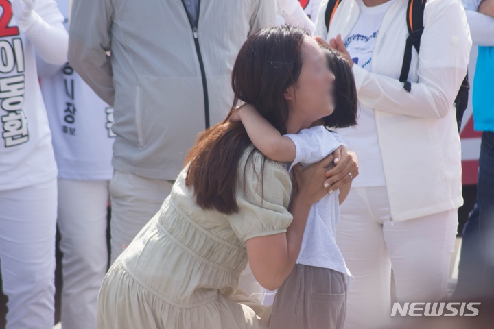 김은혜·이동환 후보와 지지자들의 도움으로 아이를 찾은 여성이 아이를 꼭 끌어안고 있다. (사진=이동환 후보 캠프 제공)