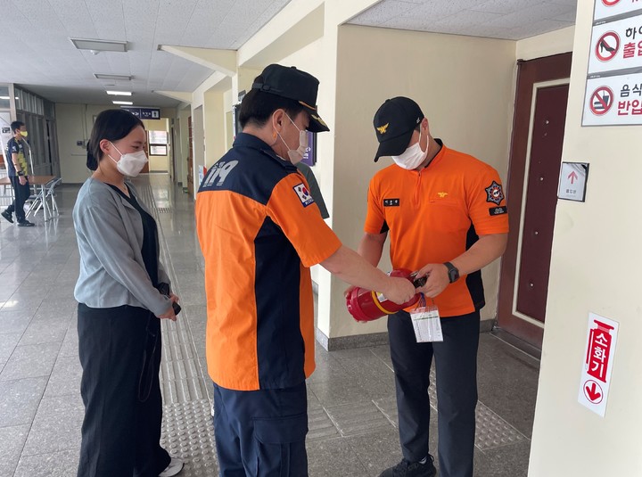 경남소방, 지방선거 투·개표소 내 안전시설 점검.(사진=경남소방본부 제공) 2022.05.31. *재판매 및 DB 금지