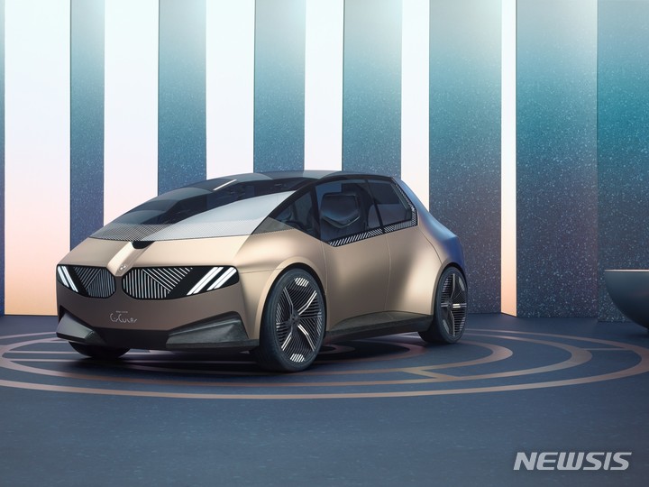 [서울=뉴시스]100퍼센트 재활용 가능 소재만 사용해 제작된 순수전기 콘셉트 모델 'BMW i 비전 서큘러'.(사진=BMW그룹 제공) 2022.5.31 photo@newsis.com 
