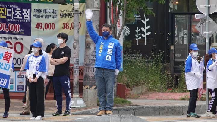 [전주=뉴시스] 공식 선거운동 마지막날인 31일 시민을 대상으로 선거 유세에 나선 김윤태 전북교육감 후보 모습. 2022.05.31 (사진= 김윤태 후보 측 제공) photo@newsis.com *재판매 및 DB 금지
