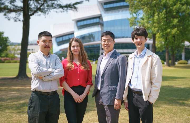 [서울=뉴시스]연구자 사진. (왼쪽부터) 이동희, 라다 코호토바(제1저자), 우충완(교신저자), 이성우. 사진 성균관대 *재판매 및 DB 금지