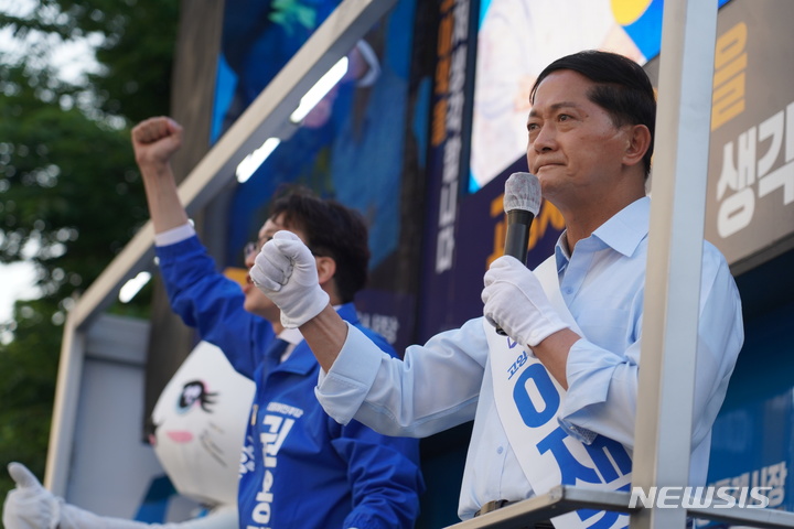 6·1지방선거 공식 선거운동 마지막날인 31일 더불어민주당 이재준 경기 고양특례시장 후보가 일산 시장 인근에서 차량유세를 펼치고 있다. (사진=이재준 후보 캠프 제공)