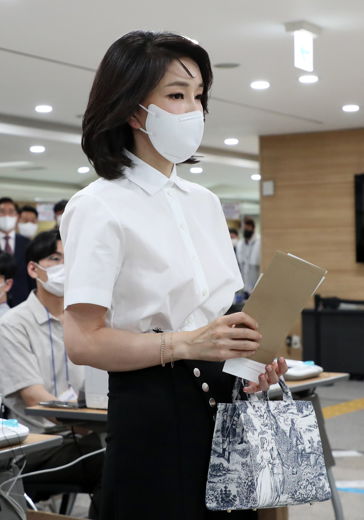 김건희 여사, 블라우스·신발·재킷까지…유독 애용한 브랜드는?