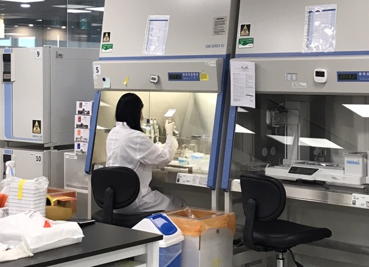 보로노이 연구원이 세포 활성 연구를 하고 있는 모습 (사진=뉴시스) *재판매 및 DB 금지