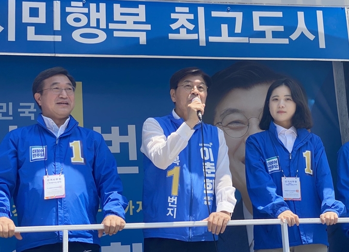 이춘희 더불어민주당 세종시장 후보가 정부세종청사 앞 유세에서 공무원들에게 지지를 호소하고 있다. 2022.05.31. ssong1007@newsis.com *재판매 및 DB 금지