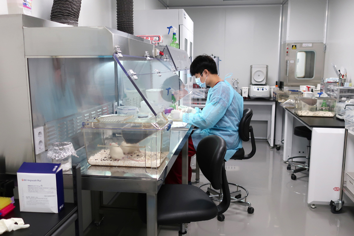 보로노이 연구원이 동물실험실에서 연구를 하고 있는 모습 (사진=뉴시스) *재판매 및 DB 금지