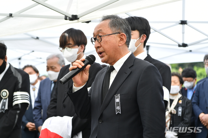 [광주=뉴시스] 이영주 기자 = 31일 오후 광주 북구 운정동 국립5·18민주묘지 2묘역에서 고(故) 정동년 5·18기념재단 이사장의 유해 안장식이 열린 가운데 고희범 제주4·3평화재단 이사장이 조사를 낭독하고 있다. 2022.05.31. leeyj2578@newsis.com