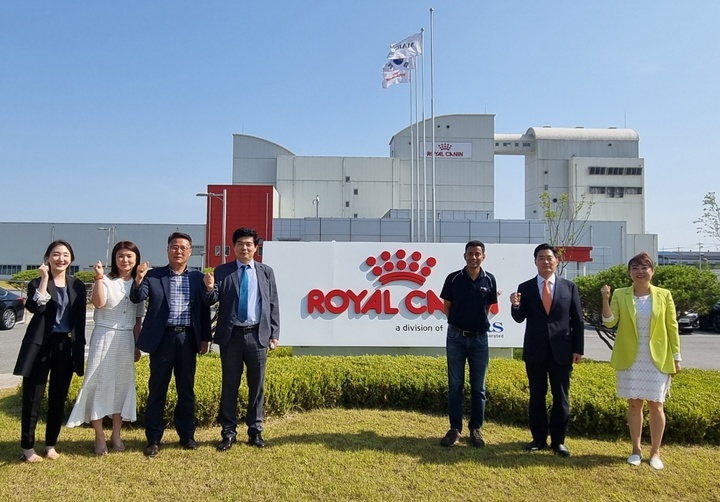 [김제=뉴시스] 신원식 전북 정무부지사(오른쪽에서 두 번째)가 31일 펫푸드기업 로얄캐닌 김제공장을 방문해 기념촬영을 하고 있다. 2022.05.31 (사진= 전라북도청 제공) photo@newsis.com *재판매 및 DB 금지