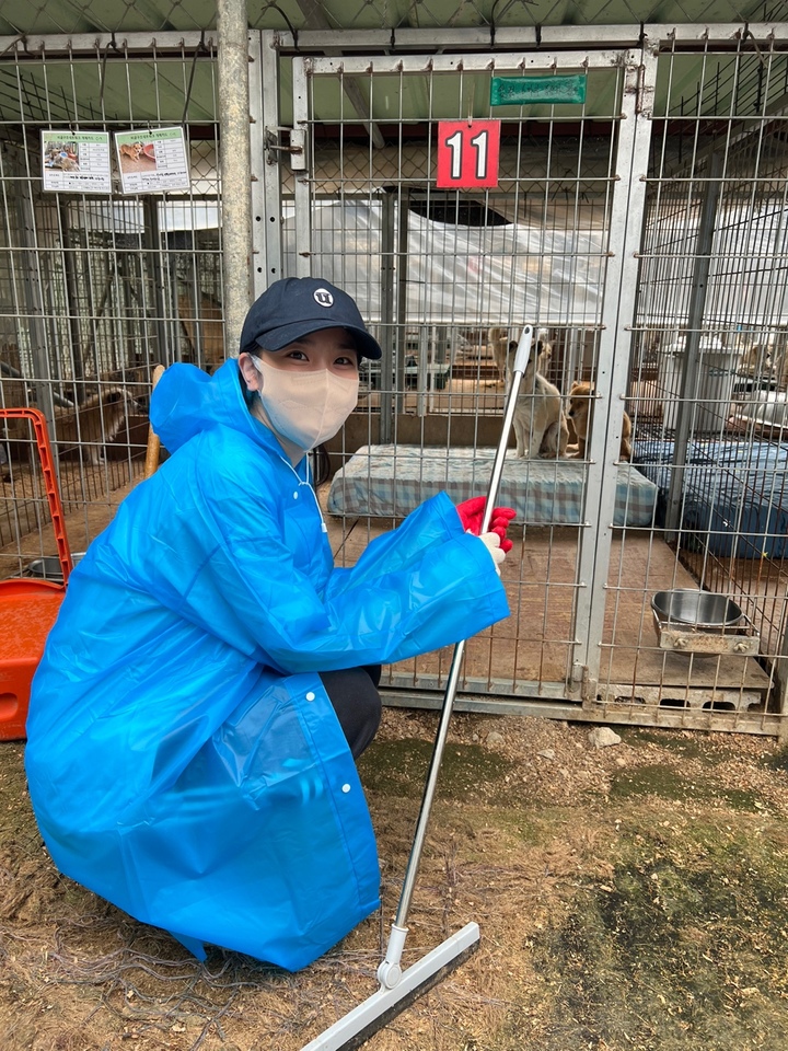 [서울=뉴시스]최근 tvN 금토드라마 ‘별똥별’에서 백다혜 역으로 활동 중인 오르바이스텔라 브랜드 전속 모델 장희령 배우가 비글구조네트워크 포천쉼터에서 견사의 분변청소 등 다양한 봉사활동에 참여했다. (사진=KBI그룹 제공) *재판매 및 DB 금지