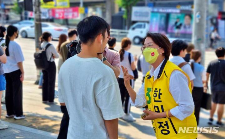 [대구=뉴시스] 이지연 기자 = 제8대 지방선거일을 하루 앞둔 31일 오후 정의당 한민정 대구시장 후보가 대구 북구 경북대학교 북문 앞에서 지지를 호소하고 있다. 2022.05.31. ljy@newsis.com