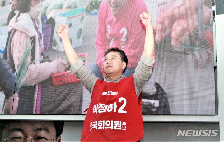 [원주=뉴시스] 이덕화 기자 = 6·1지방선거 공식선거운동 마지막 날인 31일 오후 6시 박정하 국민의힘 원주갑 국회의원 후보가 단계동 AK백화점 사거리에서 '파이널 불꽃유세'를 펼친 후 승리를 위해 두 팔을 높이 들고 있다. 2022.05.31. wonder8768@newsis.com