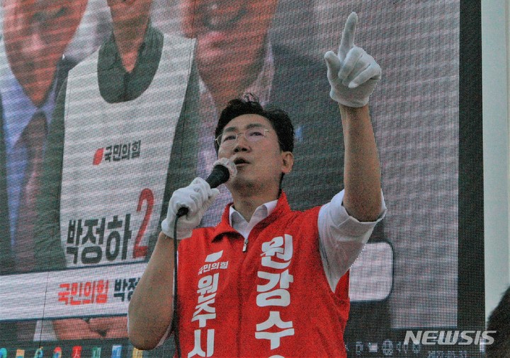 [원주=뉴시스] 이덕화 기자 = 6·1지방선거 공식선거운동 마지막 날인 31일 오후 6시 원강수 원주시장 후보가 단계동 AK백화점 사거리에서 "더 나은 삶을 위해 이제는 바꿔야 할 때"라며 '파이널 불꽃유세'를 펼치고 있다. 2022.05.31. wonder8768@newsis.com