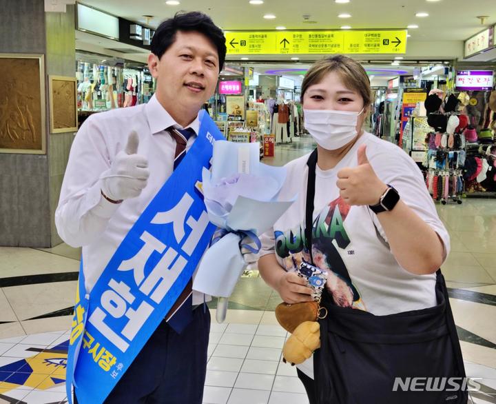 [대구=뉴시스] 이지연 기자 = 더불어민주당 서재헌 대구시장 후보가 31일 대구 중구 동성로에서 유세하던 중 지지자와 만나 기념사진을 찍고 있다. 2022.05.31. ljy@newsis.com