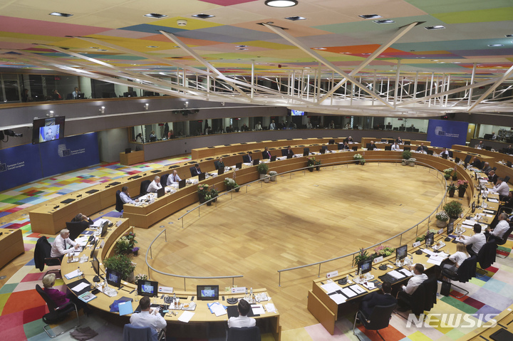 [브뤼셀=AP/뉴시스]30일(현지시간) 벨기에 브뤼셀 유로파빌딩에서 유럽연합(EU) 정상회의가 열렸다. 볼로디미르 젤렌스키 우크라이나 대통령이 화상을 통해 연설하고 있는 모습이 뒷편의 TV를 통해 보이고 있다. 2022.05.31.