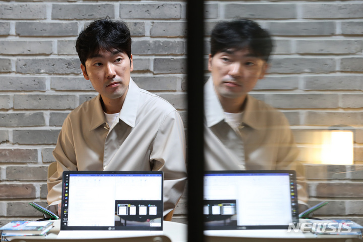 [서울=뉴시스] 박진희 기자 = 장편소설 '…스크롤!'의 정지돈 작가가 지난달 30일 서울 마포구 한 카페에서 뉴시스와 인터뷰 하고 있다. 정 작가는 2016년 문지문학상, 2015년 젊은작가상 대상 등을 수상했다. 2022.06.06. pak7130@newsis.com
