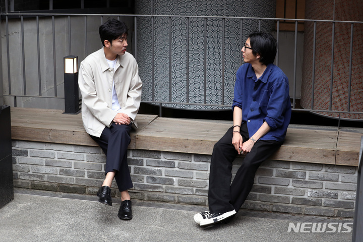 [서울=뉴시스] 박진희 기자 = 장편소설 '…스크롤!'의 정지돈 작가가 지난달 30일 서울 마포구 한 카페에서 뉴시스와 인터뷰 하고 있다. 2022.06.06. pak7130@newsis.com