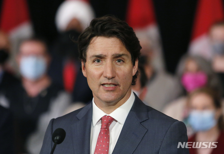 [오타와=AP/뉴시스] 쥐스탱 트뤼도 캐나다 총리가2022년 5월 30일 온타리오주 오타와에서 총기 규제 법안을 발표하고 있다. 트뤼도 총리는 "법안이 발효되면 캐나다에서 권총 매매나 양도, 수입할 수 없게 될 것"이라고 밝혔고 올해 또 추가 금지품목을 발표했다. 2024. 12.06.