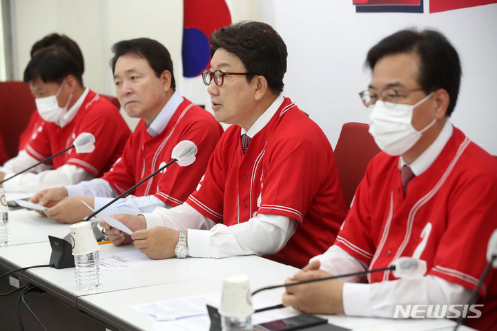 [서울=뉴시스] 김선웅 기자 = 권성동 국민의힘 원내대표가 31일 오전 서울 여의도 국회에서 열린 원내대책회의에서 발언하고 있다. 2022.05.31. mangusta@newsis.com