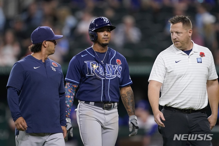 [알링턴=AP/뉴시스] 5월 31일(한국시간) 텍사스 레인저스와의 경기에서 9회초 부상으로 교체되는 탬파베이 레이스의 완더 프랑코. 2022.05.30
