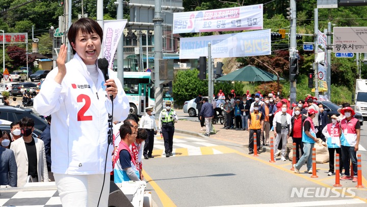 [서울=뉴시스] 국회사진기자단 = 김은혜 국민의힘 경기도지사 후보가 31일 경기도 광주시 오포읍 신현리 태재로 사거리에서 총력 유세를 펼치고 있다. 2022.05.31. photo@newsis.com