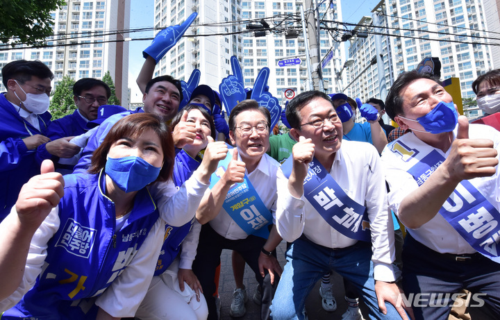 [인천=뉴시스] 국회사진기자단 = 제8회 전국 동시지방선거(국회의원 보궐선거)가 하루 앞으로 다가온 31일 인천 남동구 호구포로 모래내시장을 찾은 이재명 더불어민주당 총괄선대위원장(계양을 국회의원후보), 박남춘 인천시장 후보 등 지방선거 후보자들이 시민들을 향해 엄지손가락을 치켜올리며 기념촬영을 갖고 있다. 2022.05.31. photo@newsis.com