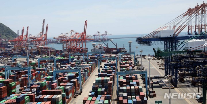 [부산=뉴시스] 하경민 기자 = 부산 남구 감만부두에 컨테이너가 가득 쌓여 있다. 2022.05.31. yulnetphoto@newsis.com