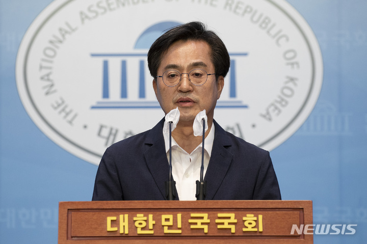 [서울=뉴시스] 김선웅 기자 = 김동연 더불어민주당 경기도지사 후보가 31일 오후 서울 여의도 국회 소통관에서 기자회견을 열고 김은혜 국민의힘 경기도지사 후보의 재산 축소 신고 및 KT 채용비리 의혹에 대한 입장을 밝히고 투표로 심판해 줄 것을 호소하고 있다. (공동취재사진) 2022.05.31. photo@newsis.com