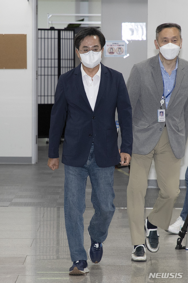 [서울=뉴시스] 김선웅 기자 = 김동연 더불어민주당 경기도지사 후보가 31일 오후 서울 여의도 국회 소통관에서 기자회견을 하기 위해 회견장으로 들어서고 있다. (공동취재사진) 2022.05.31. photo@newsis.com