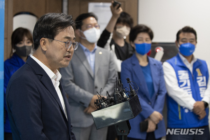 [서울=뉴시스] 김선웅 기자 = 김동연 더불어민주당 경기도지사 후보가 31일 오후 서울 여의도 국회 소통관에서 열린 기자회견을 마친 뒤 백브리핑을 하고 있다. 이날 회견에서 김 후보는 김은혜 국민의힘 경기도지사 후보의 재산 축소 신고 및 KT 채용비리 의혹에 대한 입장을 밝히고 투표로 심판해 줄 것을 호소했다. (공동취재사진) 2022.05.31. photo@newsis.com