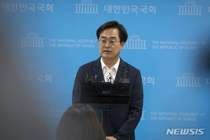 [서울=뉴시스] 김선웅 기자 = 김동연 더불어민주당 경기도지사 후보가 31일 오후 서울 여의도 국회 소통관에서 열린 기자회견을 마친 뒤 백브리핑을 하고 있다. 이날 회견에서 김 후보는 김은혜 국민의힘 경기도지사 후보의 재산 축소 신고 및 KT 채용비리 의혹에 대한 입장을 밝히고 투표로 심판해 줄 것을 호소했다. (공동취재사진) 2022.05.31. photo@newsis.com