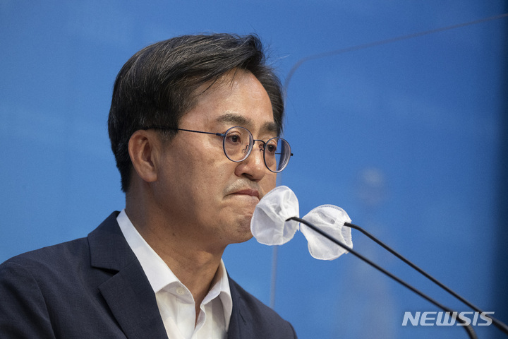 [서울=뉴시스] 김선웅 기자 = 김동연 더불어민주당 경기도지사 후보가 31일 오후 서울 여의도 국회 소통관에서 열린 기자회견에서 8년전 잃은 큰아들에 대한 이야기를 하던 중 울먹이고 있다. (공동취재사진) 2022.05.31. photo@newsis.com