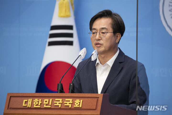 [서울=뉴시스] 김선웅 기자 = 김동연 더불어민주당 경기도지사 후보가 31일 오후 서울 여의도 국회 소통관에서 기자회견을 열고 김은혜 국민의힘 경기도지사 후보의 재산 축소 신고 및 KT 채용비리 의혹에 대한 입장을 밝히고 투표로 심판해 줄 것을 호소하고 있다. (공동취재사진) 2022.05.31. photo@newsis.com