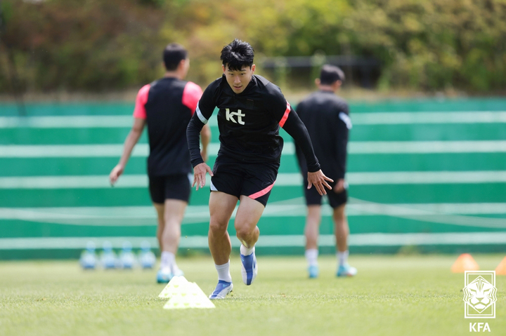 [서울=뉴시스] 남자축구대표팀 손흥민이 31일 경기 파주시 파주트레이닝센터에서 훈련을 하고 있다. 축구대표팀은 오는 6월 2일 브라질과 평가전을 치른다. (사진=대한축구협회 제공) 2022.05.31. photo@newsis.com *재판매 및 DB 금지