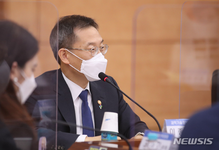 [서울=뉴시스] 김명원 기자 = 이종호 과학기술정보통신부 장관이 31일 오전 서울 종로구 정부서울청사별관에서 열린 제32차 국가지식재산위원회에 참석해 인사말을 하고 있다. 2022.05.31. kmx1105@newsis.com