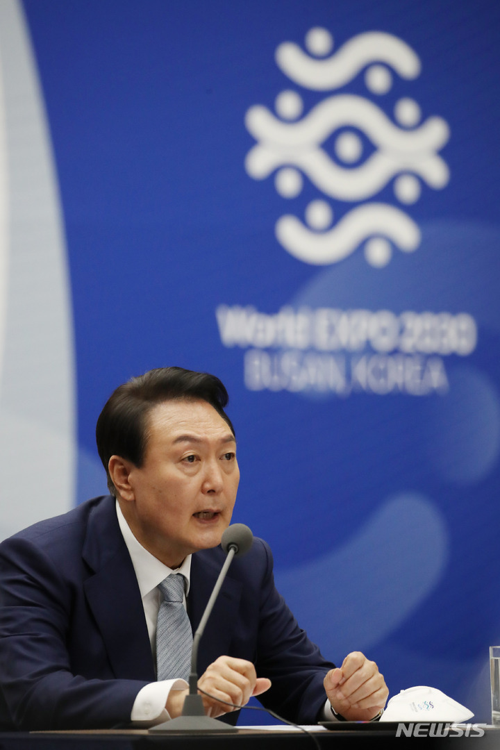 [부산=뉴시스] 홍효식 기자 = 윤석열 대통령이 31일 부산 동구 부산항 국제여객터미널에서 열린 2030부산엑스포 유치지원위 전략회의 및 민간위 출범식에서 발언하고 있다. 2022.05.31. yesphoto@newsis.com