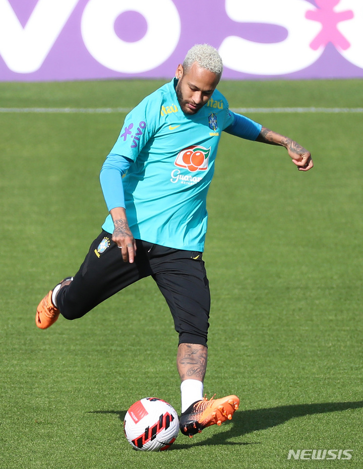 [고양=뉴시스] 이영환 기자 = 브라질 축구대표팀 네이마르가 31일 오후 경기 고양종합운동장에서 공개 훈련을 하고 있다. 2022.05.31. 20hwan@newsis.com