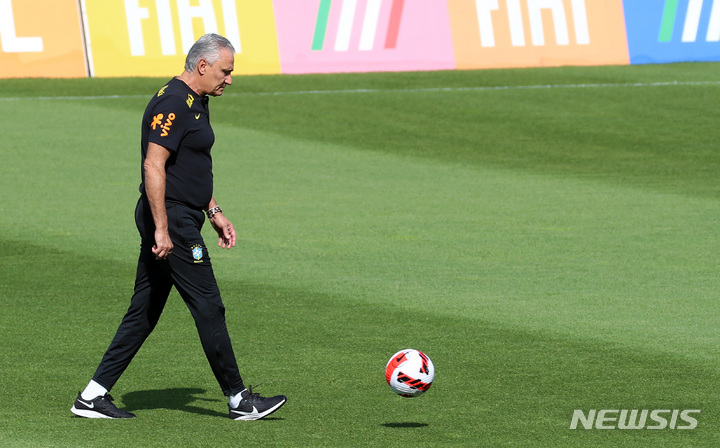 [고양=뉴시스] 이영환 기자 = 브라질 축구대표팀 치치 감독이 31일 오후 경기 고양종합운동장에서 진행된 공개 훈련에서 드리블을 하고 있다. 2022.05.31. 20hwan@newsis.com