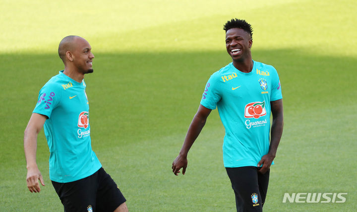 [고양=뉴시스] 이영환 기자 = 브라질 축구대표팀 비니시우스 주니오르(오른쪽)가 31일 오후 경기 고양종합운동장에서 공개 훈련을 하며 파비뉴와 대화를 하고 있다. 2022.05.31. 20hwan@newsis.com