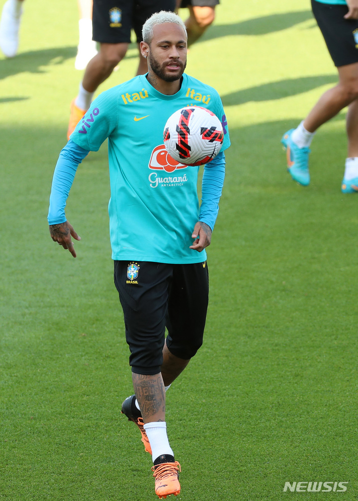 [고양=뉴시스] 이영환 기자 = 브라질 축구대표팀 네이마르가 31일 오후 경기 고양종합운동장에서 공개 훈련을 하고 있다. 2022.05.31. 20hwan@newsis.com
