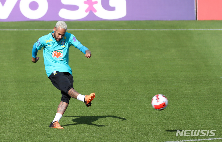 [고양=뉴시스] 이영환 기자 = 브라질 축구대표팀 네이마르가 31일 오후 경기 고양종합운동장에서 공개 훈련을 하고 있다. 2022.05.31. 20hwan@newsis.com